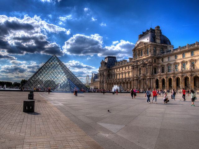 Pyramid du Louvre